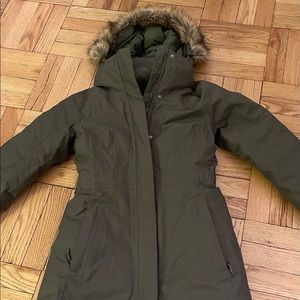 The North Face army green BARELY worn Parka XS TP